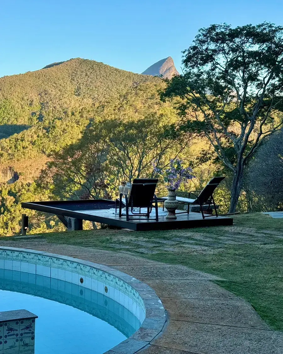 Piscina natural do Refúgio Céu Azul com vista para as montanhas de Itaipava