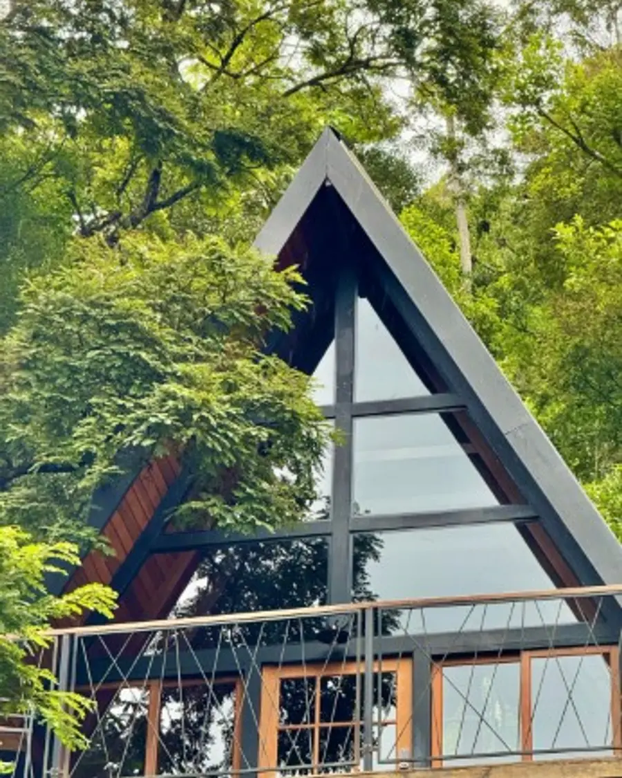 A-frame da Cabana Sirius entre as árvores