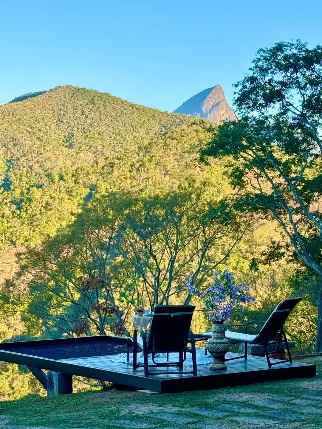 Vista das montanhas de Itaipava ao amanhecer, luz dourada sobre a serra