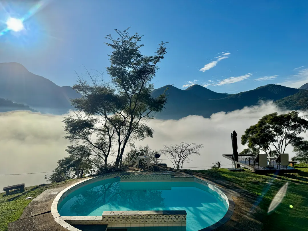 Vista das montanhas do Vale do Santa Mônica com neblina, a partir do Refúgio Céu Azul