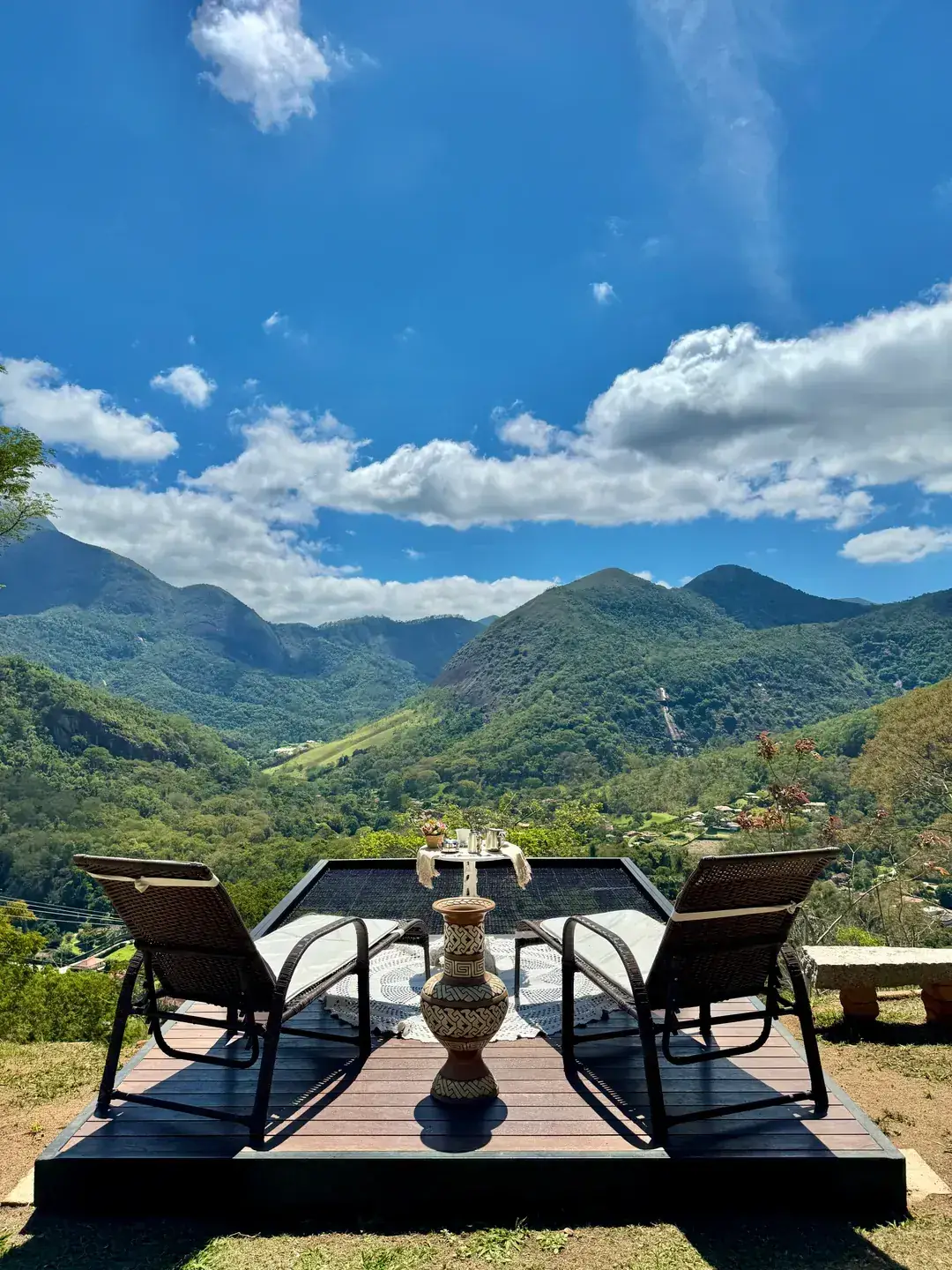 Espreguiçadeiras no deck do Refúgio Céu Azul, com vista aberta para as montanhas