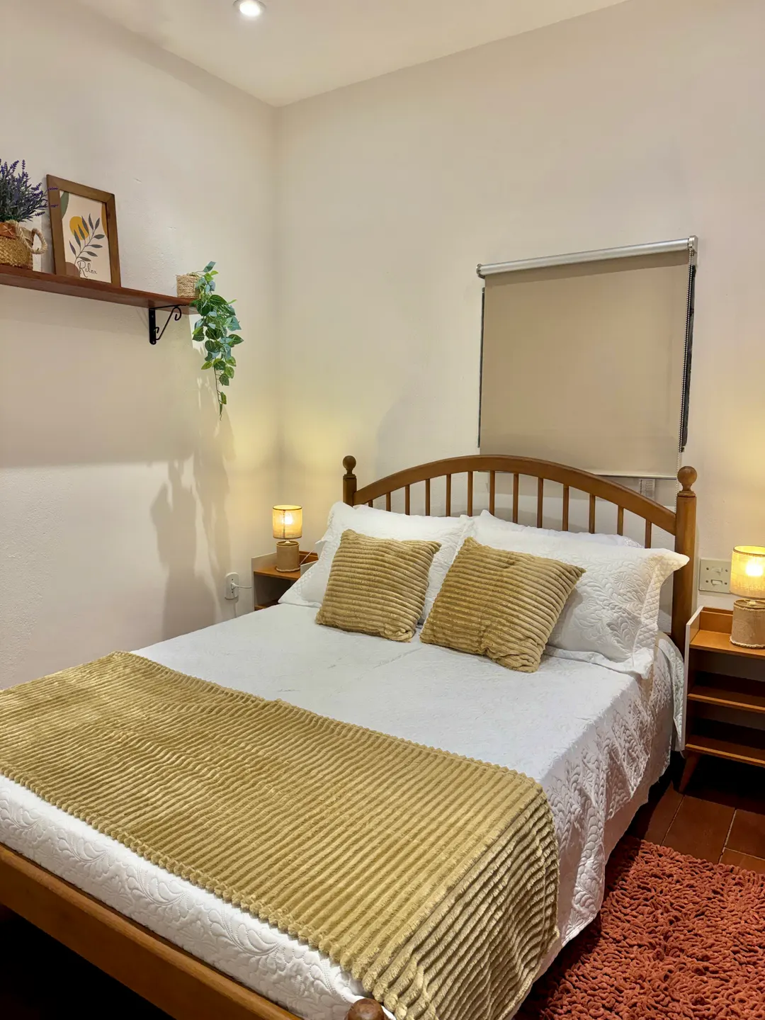 Cama de casal da Cabana Orion com roupa de cama clara, iluminada pela luz da manhã
