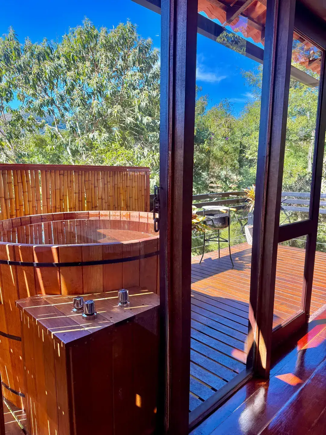 Ofurô privativo da Cabana Orion no deck, cercado por tela de bambu