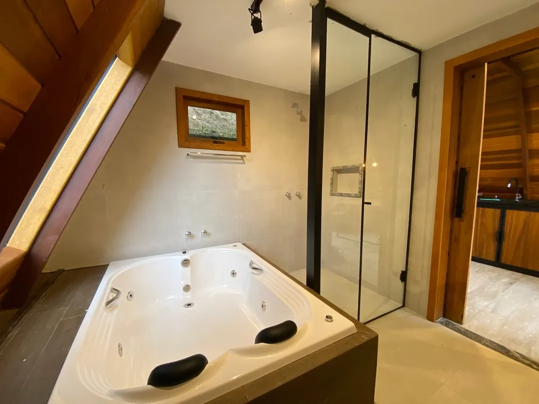 Hidromassagem dupla da Cabana Sirius com banheira cheia e box de vidro