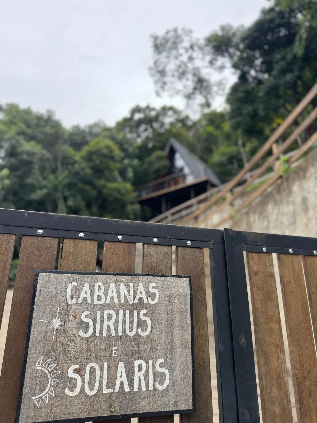 Fachada da Cabana Sirius entre as árvores, vista de baixo através da mata