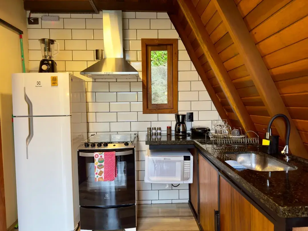 Cozinha completa da Solaris: fogão com forno e coifa, geladeira duplex e micro-ondas
