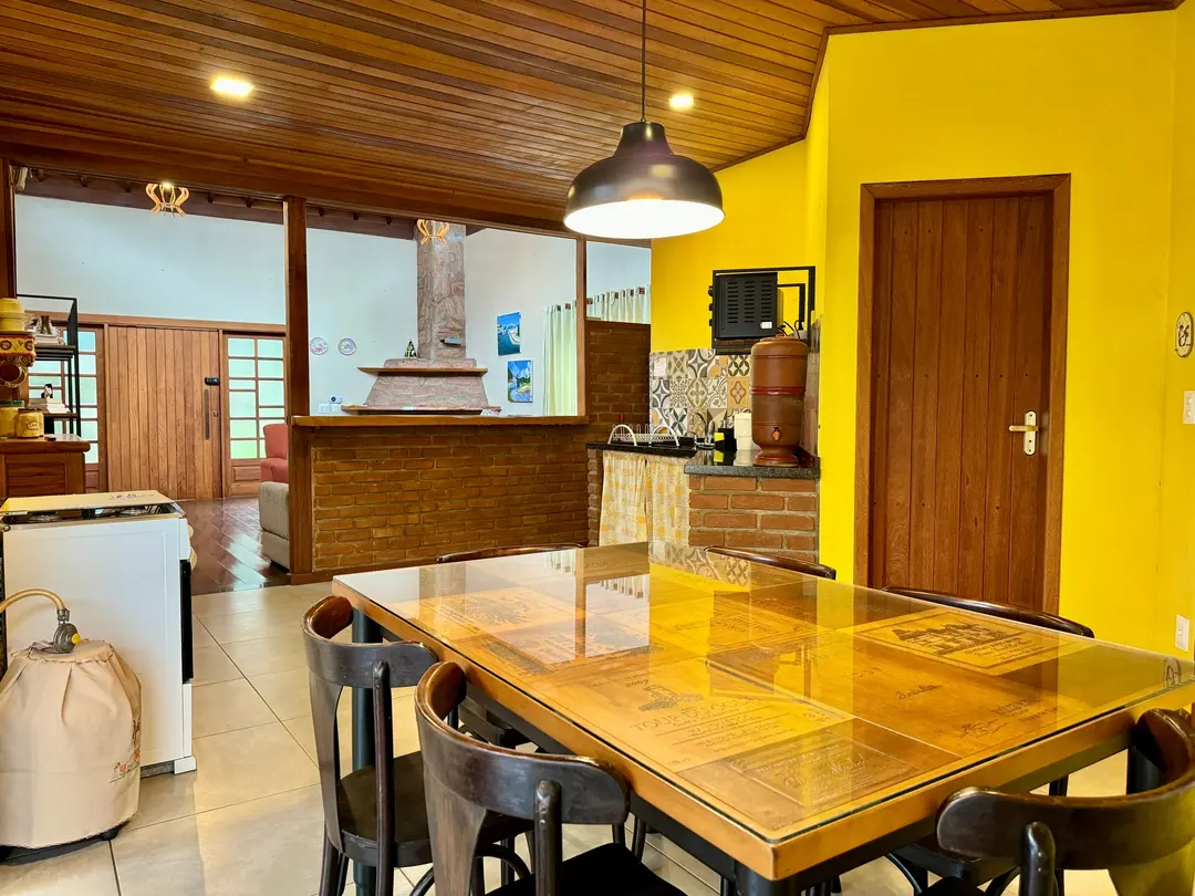 Cozinha e sala de jantar do Studio, com mesa de madeira para o grupo